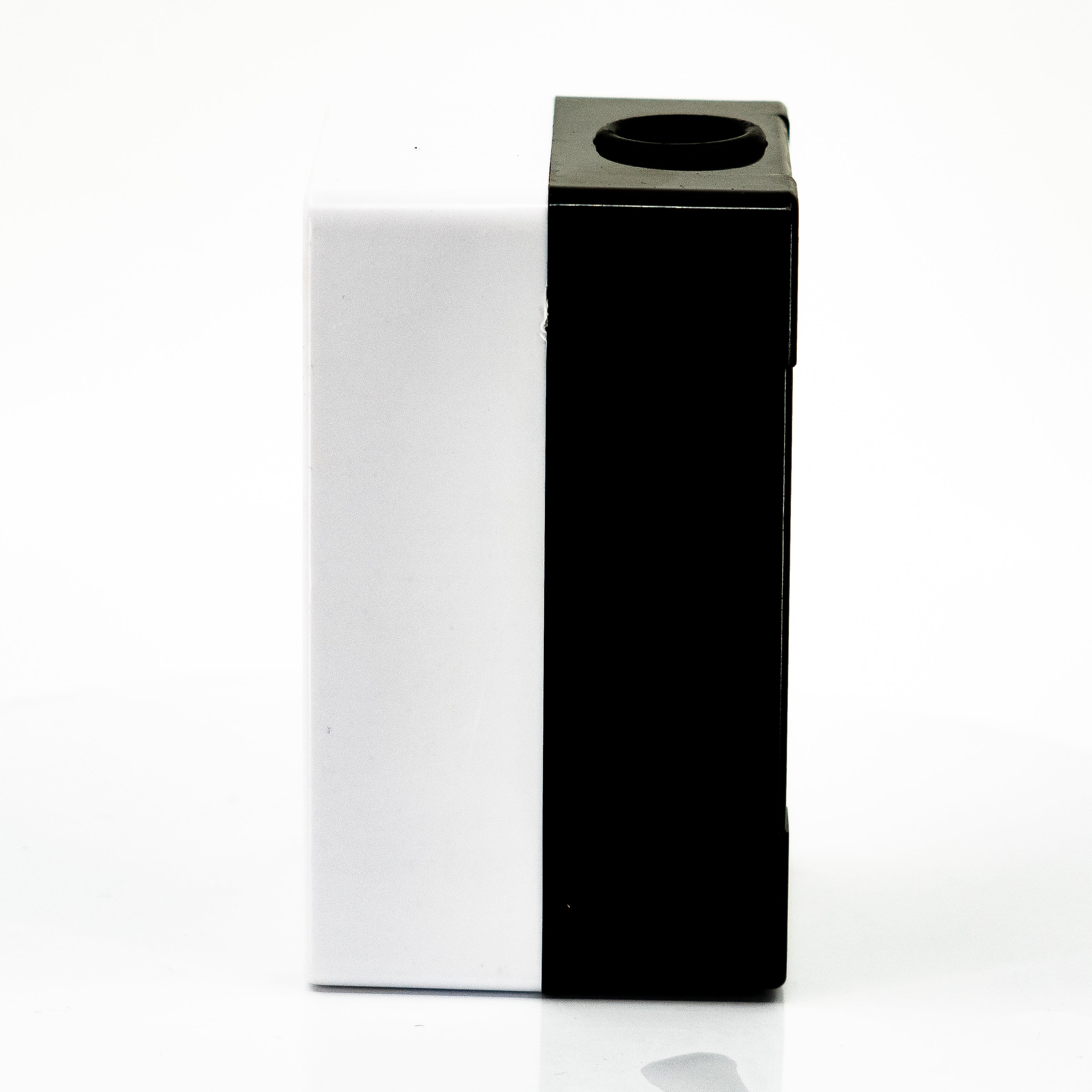 Caja en material de plastico, 2 orificios, para unidades de 22mm, base negra cubierta blanca