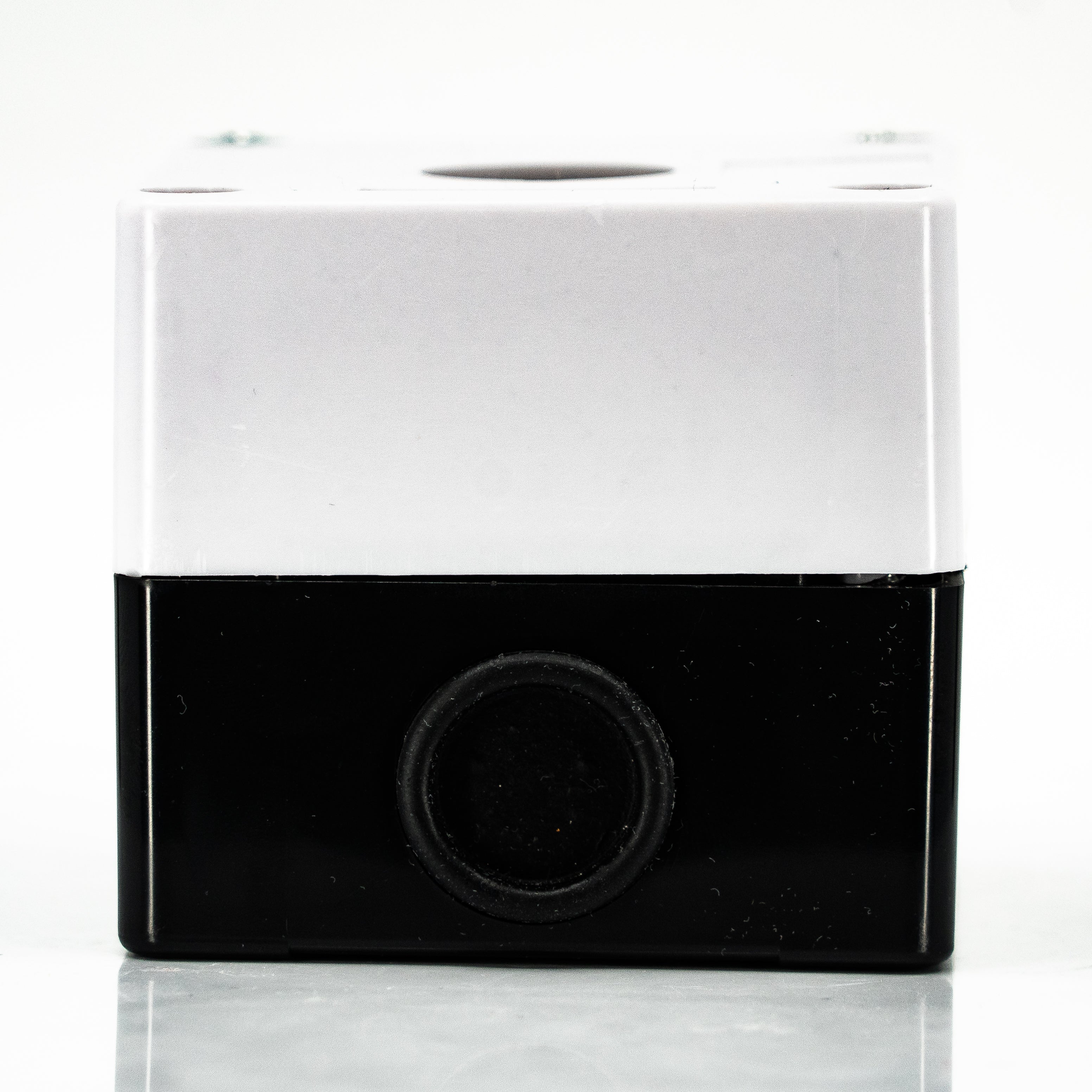 Caja en material de plastico, 1 orificio, para unidades de 22mm, base negra cubierta blanca