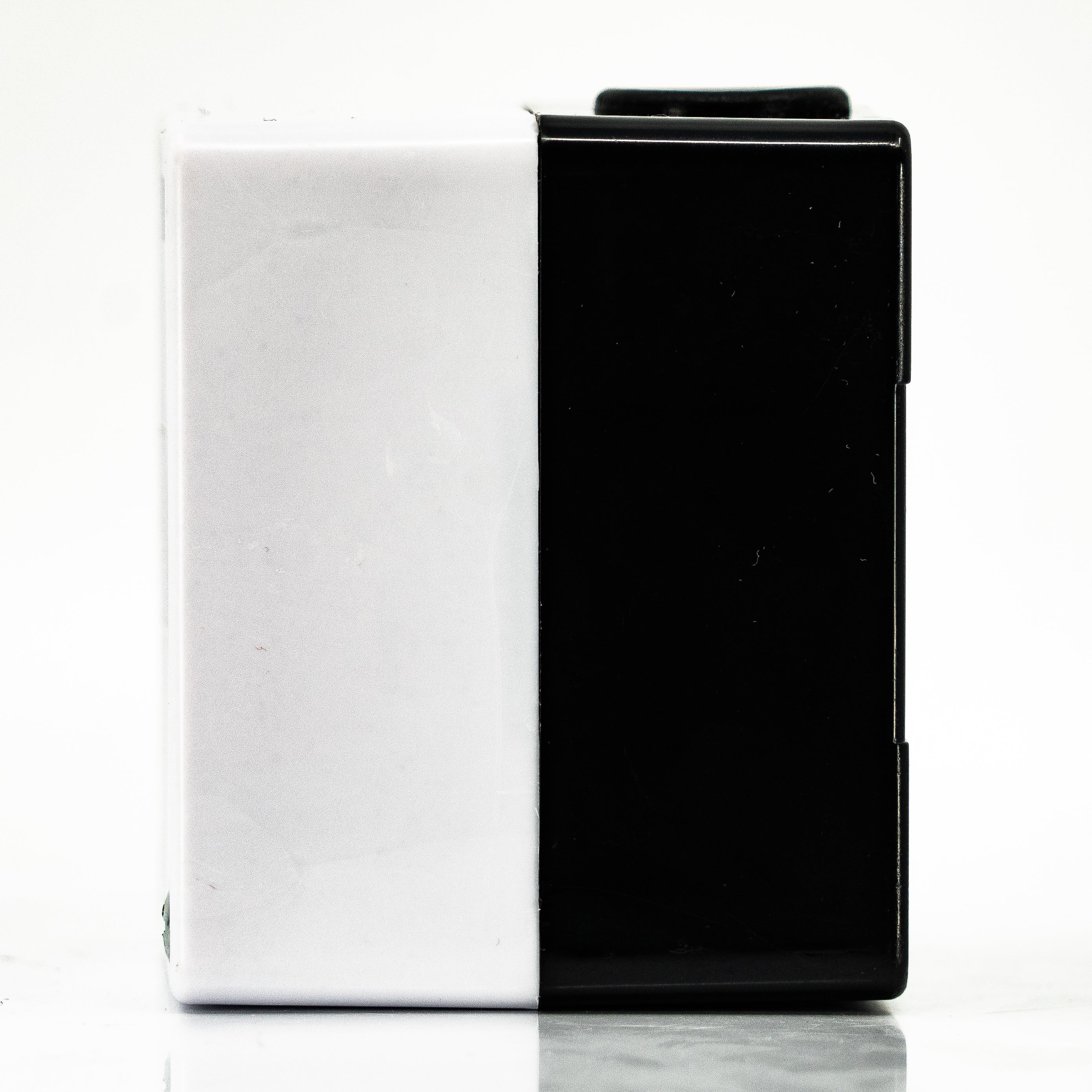 Caja en material de plastico, 1 orificio, para unidades de 22mm, base negra cubierta blanca