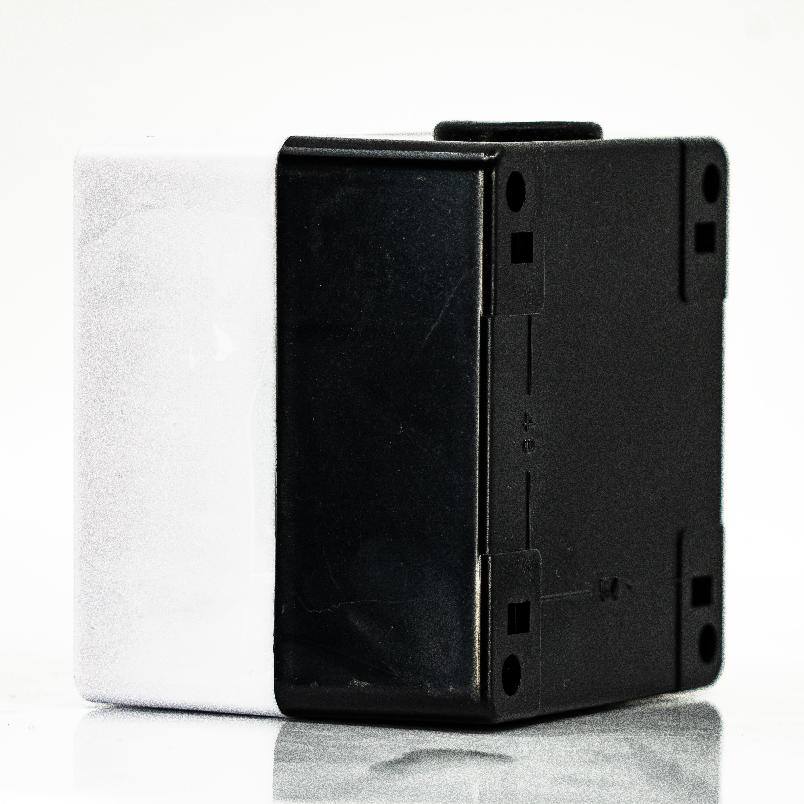 Caja en material de plastico, 1 orificio, para unidades de 22mm, base negra cubierta blanca