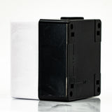 Caja en material de plastico, 1 orificio, para unidades de 22mm, base negra cubierta blanca