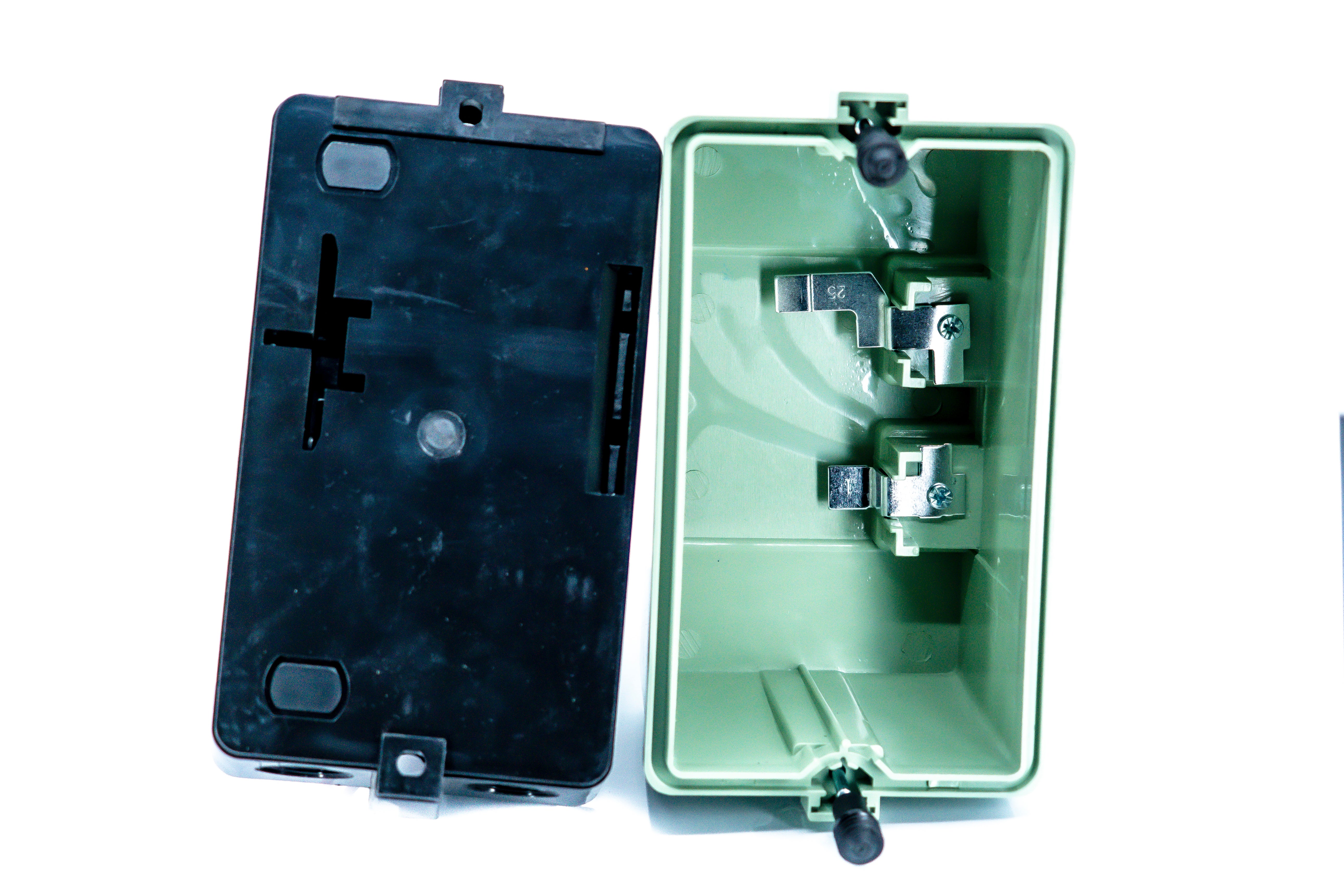 Arrancador magnético tripolar a tensión plena en gabinete con 2 botones (Tamaño 2)