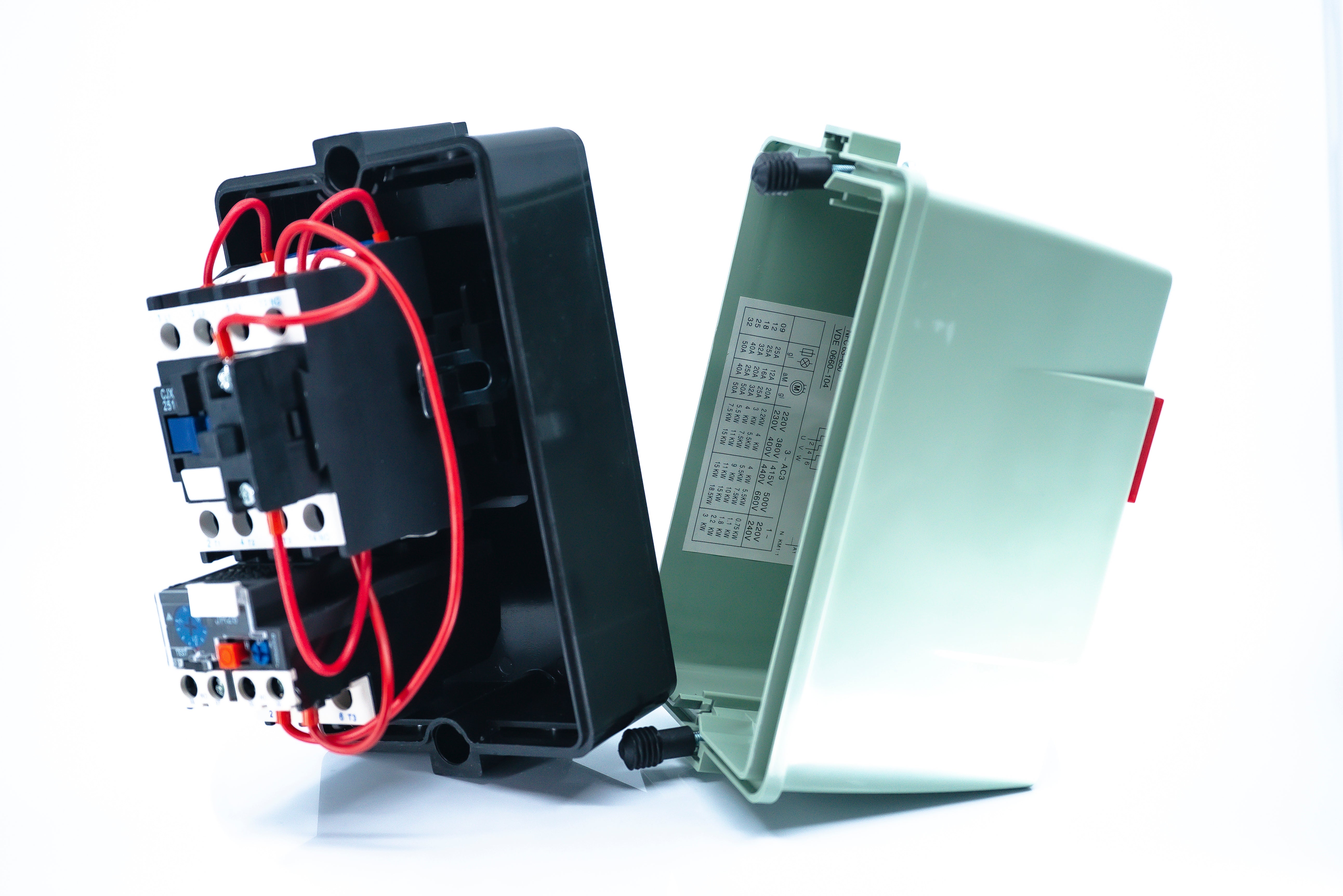 Arrancador magnético tripolar a tensión plena en gabinete con 2 botones (Tamaño 2)