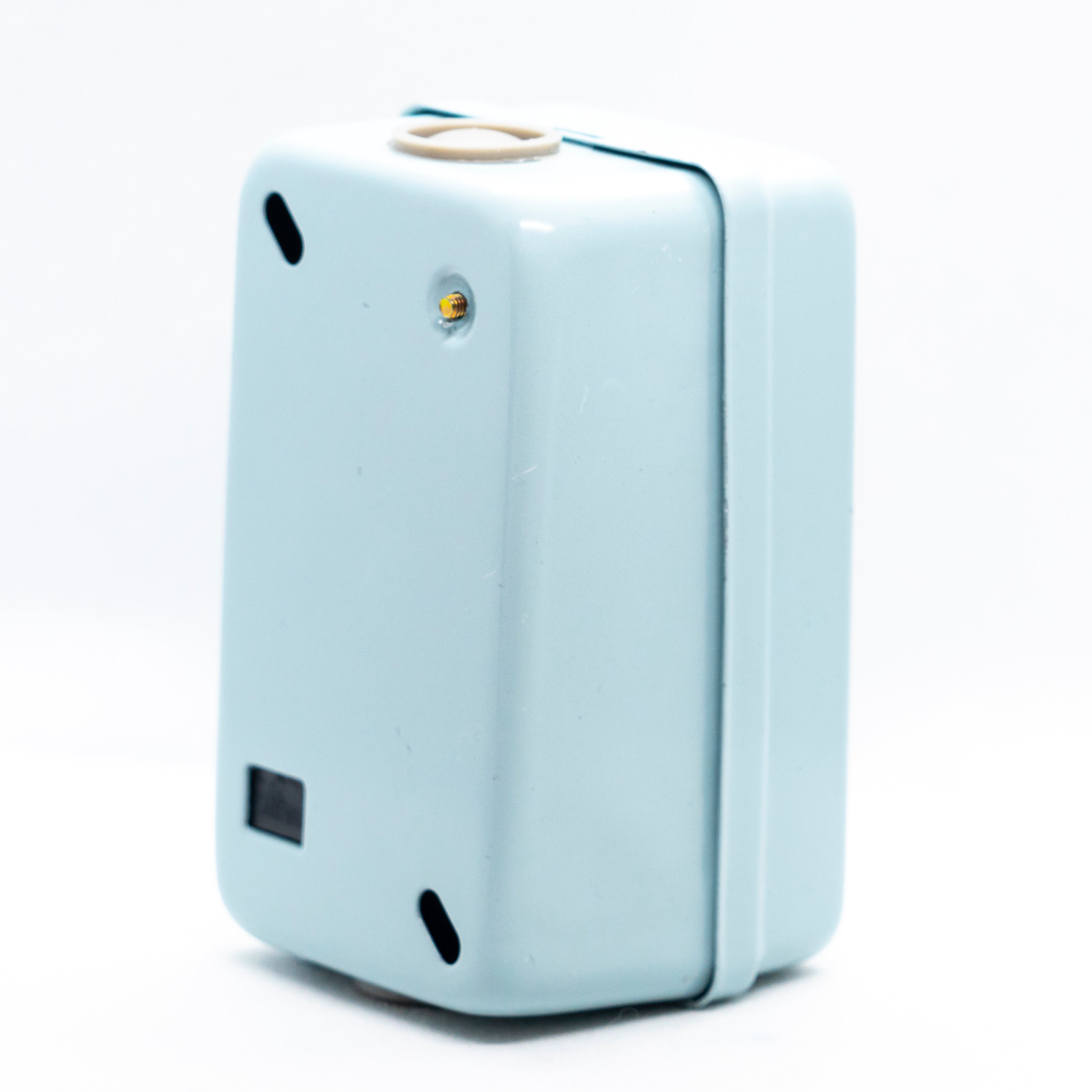 Arrancador manual trifásicos, 30 Amp, en gabinete metálico, 2 botones negro y rojo (arrancar - parar)